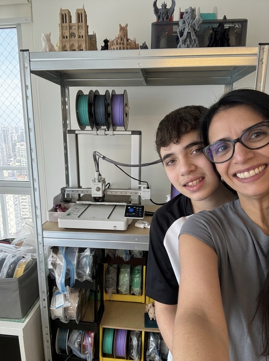 Alexandra Borges e seu filho ao lado da impressora 3D Bambu Lab A1